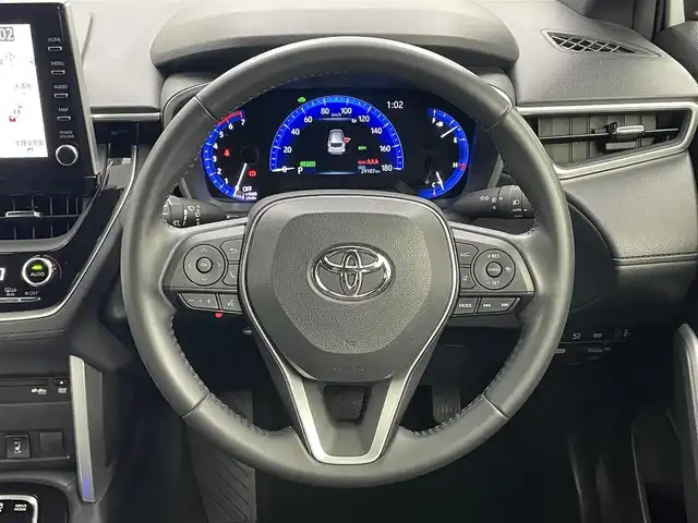 トヨタ カローラ クロス ハイブリッド Z 岡山県 2023(令5)年 3万km プラチナホワイトパールマイカ 純正9インチディスプレイオーディオ(ナビ機能付き)		/【フルセグ/Bluetooth/DVD】	/パノラマルーフ	/パノラミックビューモニター		/純正18inアルミホイール+サマータイヤ：装着			/レーダークルーズコントロール		/ビルトインETC		/LEDヘッドライト（AUTO機能付き）		/シートヒーター		/横滑り防止機能		/衝突軽減システム		/車線逸脱防止システム		/社外ドライブレコーダー			/スマートキー			/プッシュスタート		/コーナーセンサー				/新車保証書		/取扱説明書		/スペアキー×１