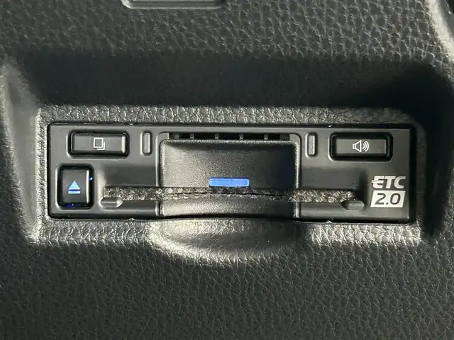 トヨタ ヴォクシー ハイブリッド S－Z 千葉県 2022(令4)年 2.5万km アティチュードブラックマイカ 禁煙車/13.2型有機EL後席ディスプレイ/トヨタセーフティセンス/　・プリクラッシュセーフティ/　・オートマチックハイビーム /　・レーンディパーチャーアラート（LDA）/　・ロードサインアシスト（RSA）（道路標識認識支援）/　・先行車発進お知らせ機能/快適利便パッケージ/　・ハンズフリーデュアルパワースライドドア/　・パワーバックドア/　・ステアリングヒーター/　・２列目オットマン/シートヒーター/   ・ナノイーX/10.5インチディスプレイオーディオ/　・CD/DVD TVキッド付き/HDMI端子/ETC2.0/両側パワースライドドア/レーダークルーズコントロール/コーナーセンサー/AC100V/純正17インチアルミホイール