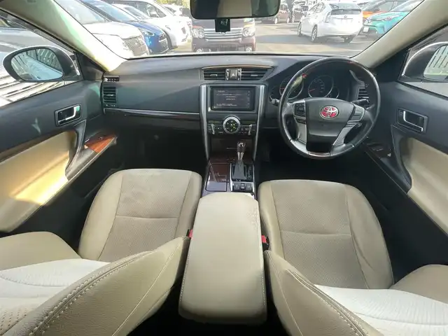トヨタ マークＸ PREMIUM 愛知県 2012(平24)年 10.6万km ホワイトパールクリスタルシャイン (株)IDOMが運営する【じしゃロン名古屋鳴海店】の自社ローン対象車両になります。こちらは現金ご利用時の価格です。自社ローンご希望の方は別途その旨お申付け下さい。/純正SDナビ/Bluetooth/DVD再生/バックカメラ/ビルトインETC/ドライブレコーダー/前席パワーシート/前席シートヒーター/純正フロアマット/横滑り防止装置/オートライト/キセノンヘッドライト/W+サイド+カーテンエアバッグ/社外車高調