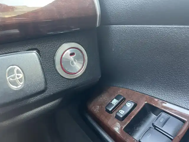 トヨタ マークＸ PREMIUM 愛知県 2012(平24)年 10.6万km ホワイトパールクリスタルシャイン (株)IDOMが運営する【じしゃロン名古屋鳴海店】の自社ローン対象車両になります。こちらは現金ご利用時の価格です。自社ローンご希望の方は別途その旨お申付け下さい。/純正SDナビ/Bluetooth/DVD再生/バックカメラ/ビルトインETC/ドライブレコーダー/前席パワーシート/前席シートヒーター/純正フロアマット/横滑り防止装置/オートライト/キセノンヘッドライト/W+サイド+カーテンエアバッグ/社外車高調