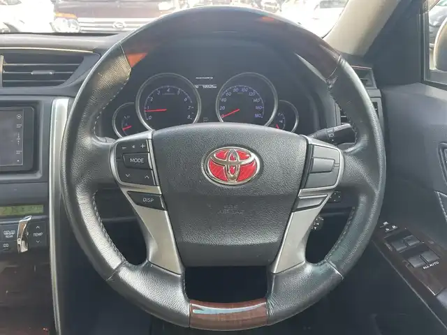 トヨタ マークＸ PREMIUM 愛知県 2012(平24)年 10.6万km ホワイトパールクリスタルシャイン (株)IDOMが運営する【じしゃロン名古屋鳴海店】の自社ローン対象車両になります。こちらは現金ご利用時の価格です。自社ローンご希望の方は別途その旨お申付け下さい。/純正SDナビ/Bluetooth/DVD再生/バックカメラ/ビルトインETC/ドライブレコーダー/前席パワーシート/前席シートヒーター/純正フロアマット/横滑り防止装置/オートライト/キセノンヘッドライト/W+サイド+カーテンエアバッグ/社外車高調