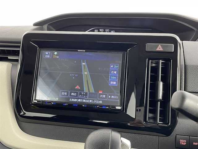 スズキ ソリオ HV MZ 道央・札幌 2023(令5)年 0.9万km ピュアホワイトP ・ワンオーナー/・４WD/・８インチナビ/　CD/DVD/SD/BT/フルセグ/・バックカメラ/・ビルトインETC/・デュアルカメラサポートブレーキ/・レーダークルーズコントロール/・レーンキープアシスト/・オートハイビーム/・クリアランスソナー/・両側パワースライドドア/・前席シートヒーター/・LEDヘッドライト/・フォグライト/・オートライト/・プッシュスタート/・スマートキー/・純正フロアマット/・ドアバイザー