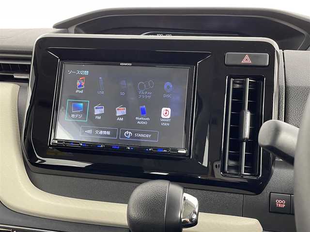 スズキ ソリオ HV MZ 道央・札幌 2023(令5)年 0.9万km ピュアホワイトP ・ワンオーナー/・４WD/・８インチナビ/　CD/DVD/SD/BT/フルセグ/・バックカメラ/・ビルトインETC/・デュアルカメラサポートブレーキ/・レーダークルーズコントロール/・レーンキープアシスト/・オートハイビーム/・クリアランスソナー/・両側パワースライドドア/・前席シートヒーター/・LEDヘッドライト/・フォグライト/・オートライト/・プッシュスタート/・スマートキー/・純正フロアマット/・ドアバイザー