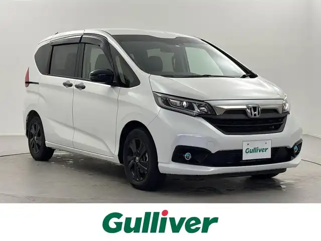 ホンダ フリード ハイブリット G ブラックスタイル 福井県 2023(令5)年 1.9万km プラチナホワイトパール 純正ナビ/【AM/FM/CD/DVD/Bluetooth/フルセグTV】/バックカメラ/ETC/両側パワースライドドア/シートヒーター（運転席/助手席）/クルーズコントロール（追従有）/ドライブレコーダー（前方）/プッシュスタート/スマートキー/スペアキー/オートライト/LEDヘッドライド/純正フロアマット