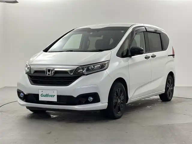 ホンダ フリード ハイブリット G ブラックスタイル 福井県 2023(令5)年 1.9万km プラチナホワイトパール 純正ナビ/【AM/FM/CD/DVD/Bluetooth/フルセグTV】/バックカメラ/ETC/両側パワースライドドア/シートヒーター（運転席/助手席）/クルーズコントロール（追従有）/ドライブレコーダー（前方）/プッシュスタート/スマートキー/スペアキー/オートライト/LEDヘッドライド/純正フロアマット