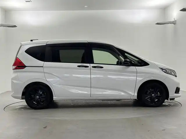 ホンダ フリード ハイブリット G ブラックスタイル 福井県 2023(令5)年 1.9万km プラチナホワイトパール 純正ナビ/【AM/FM/CD/DVD/Bluetooth/フルセグTV】/バックカメラ/ETC/両側パワースライドドア/シートヒーター（運転席/助手席）/クルーズコントロール（追従有）/ドライブレコーダー（前方）/プッシュスタート/スマートキー/スペアキー/オートライト/LEDヘッドライド/純正フロアマット
