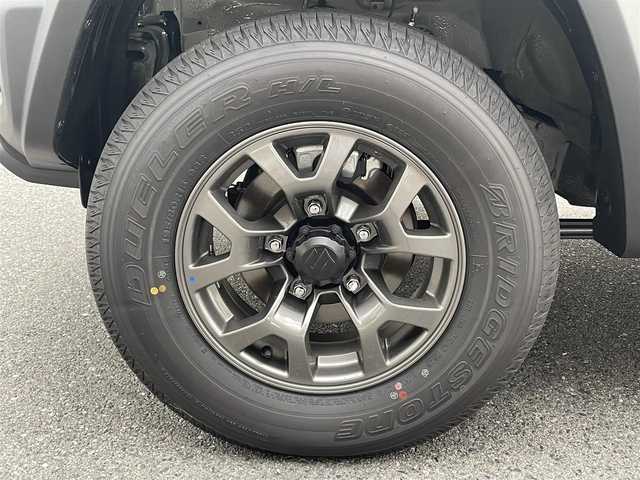 スズキ ジムニー ノマド FC 栃木県 2025(令7)年 0.1万km未満 緑 ・4WD/・ワンオーナー/・スズキセーフティサポート/・デュアルブレーキサポート/・誤発進抑制機能/・ふらつき警報機能/・標識認識機能/・先行車発進お知らせ機能/・レーダークルーズコントロール/・センターデフロック/・純正１５インチAW/・シートヒーター/・ダウンヒルアシストコントロール/・オートマチックハイビーム/・オートライト/・ヘッドライトウォッシャー/・LEDヘッドライト/・フォグランプ/・D/Nシートヒーター/・スマートキー/・アイドリングストップ/・ドアミラーヒーター/・横滑り防止/・取扱説明書/・保証書/・スペアキー１