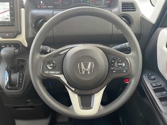 ホンダ Ｎ ＢＯＸ L 愛知県 2021(令3)年 0.8万km ルナシルバーM /禁煙//純正メモリナビ//AM/FM/USB/SD/BT//バックカメラ//ホンダセンシング//CMBS/ACC//先行車発進お知らせ//パーキングセンサー//路外逸脱抑制システム//レーンキープアシストシステム//標式認識//前後ドライブレコーダー//前席シートヒーター//片側パワースライドドア//シートバックテーブル//チップアップシート//サイドロールサンシェード//ビルトインETC//LEDオートライト//ウレタンステアリング//ステアリングスイッチ//１２V・USB電源//プッシュスタート//スマートキー//保証書//取説//ナビ取説//ディーラー記録簿