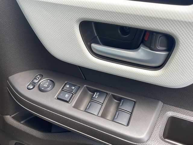 ホンダ Ｎ ＢＯＸ L 愛知県 2021(令3)年 0.8万km ルナシルバーM /禁煙//純正メモリナビ//AM/FM/USB/SD/BT//バックカメラ//ホンダセンシング//CMBS/ACC//先行車発進お知らせ//パーキングセンサー//路外逸脱抑制システム//レーンキープアシストシステム//標式認識//前後ドライブレコーダー//前席シートヒーター//片側パワースライドドア//シートバックテーブル//チップアップシート//サイドロールサンシェード//ビルトインETC//LEDオートライト//ウレタンステアリング//ステアリングスイッチ//１２V・USB電源//プッシュスタート//スマートキー//保証書//取説//ナビ取説//ディーラー記録簿