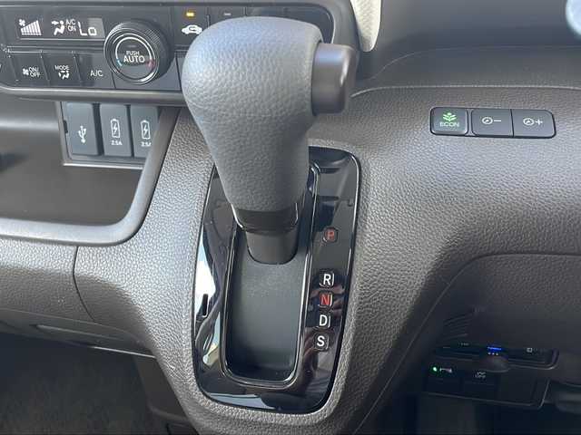 ホンダ Ｎ ＢＯＸ L 愛知県 2021(令3)年 0.8万km ルナシルバーM /禁煙//純正メモリナビ//AM/FM/USB/SD/BT//バックカメラ//ホンダセンシング//CMBS/ACC//先行車発進お知らせ//パーキングセンサー//路外逸脱抑制システム//レーンキープアシストシステム//標式認識//前後ドライブレコーダー//前席シートヒーター//片側パワースライドドア//シートバックテーブル//チップアップシート//サイドロールサンシェード//ビルトインETC//LEDオートライト//ウレタンステアリング//ステアリングスイッチ//１２V・USB電源//プッシュスタート//スマートキー//保証書//取説//ナビ取説//ディーラー記録簿
