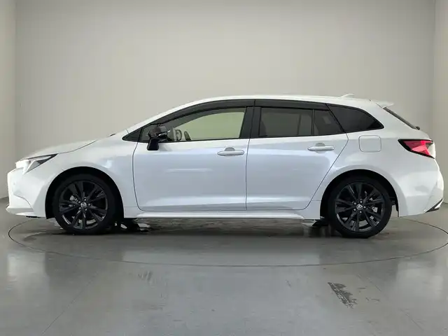 トヨタ カローラツーリング ハイブリッド ダブルバイビー 愛知県 2023(令5)年 3.9万km プラチナホワイトパールマイカ 純正１０．５型ナビ　BSM　追従クルコン　セーフティセンス　禁煙　フルセグ　黒ハーフレザー　Bluetooth　バックカメラ　車線逸脱　衝突軽減　ETC　USB　コーナーセンサー　LEDライト　フォグ　純正マット　ミラキャスト　電子パーキング　スマートキー　プッシュスタート