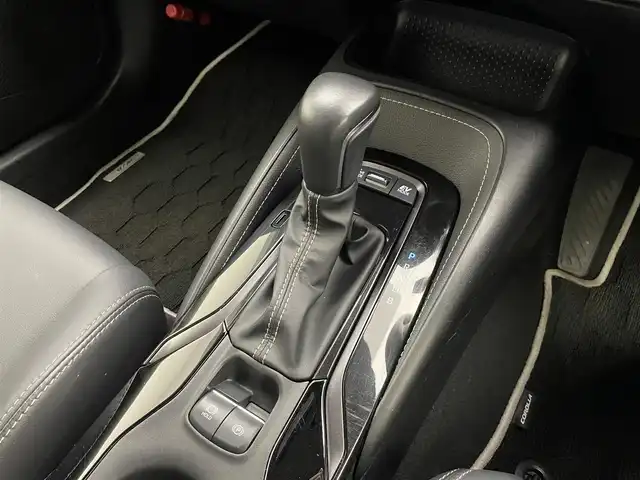 トヨタ カローラツーリング ハイブリッド ダブルバイビー 愛知県 2023(令5)年 3.9万km プラチナホワイトパールマイカ 純正１０．５型ナビ　BSM　追従クルコン　セーフティセンス　禁煙　フルセグ　黒ハーフレザー　Bluetooth　バックカメラ　車線逸脱　衝突軽減　ETC　USB　コーナーセンサー　LEDライト　フォグ　純正マット　ミラキャスト　電子パーキング　スマートキー　プッシュスタート