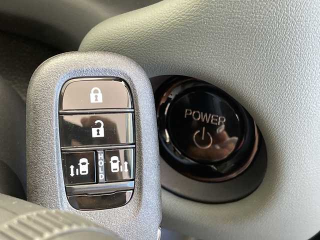 ホンダ フリード ハイブリット e:HEV クロスター 新潟県 2025(令7)年 0.1千km クリスタルブラックパール ホンダセンシング/9インチナビ（BT/CarPlay/AndroidAuto）/バックカメラ/両側パワースライドドア/シートヒーター/オートエアコン/オートライト/オートマチックハイビーム/衝突軽減システム/スマートキー/プッシュスタート/スペアキー/LEDヘッドライト/カーテンエアバック/ブラインドスポットモニター/レーンキープアシスト/保証書/取説/レザーステアリング/ステアリングスイッチ