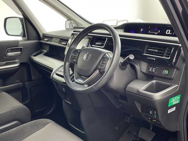 ホンダ ステップワゴン スパーダ ホンダセンシング 兵庫県 2018(平30)年 2.5万km プレミアムスパークルブラックパール ・純正ナビ/CD/DVD/TV/Bluetooth接続/・バックカメラ/・HONDA SENSING/・衝突軽減ブレーキ/・誤発進抑制機能/・歩行者事故低減ステアリング/・路外逸脱抑制機能/・アダプティブクルーズコントロール/・車線維持支援システム/・先行車発進お知らせ機能/・標識認識機能/・アイドリングストップ/・パドルシフト/・ステアリングスイッチ/・両側パワースライドドア/・前後ドライブレコーダー/・ビルトインETC/・LEDヘッドランプ/・スマートキー/・ドアミラーヒーター/・フロアマット/・純正16インチアルミホイール/・取扱説明書/・保証書/・スペアキー