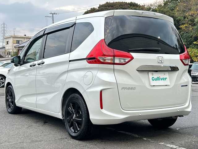 ホンダ フリード ハイブリット G ブラックスタイル 大阪府 2022(令4)年 1.7万km プラチナホワイトパール ９インチナビ　/フルセグ　/Ｂｌｕｅｔｏｏｔｈ　/バックカメラ　/両側パワースライドドア　/シートヒーター　/レーダークルーズコントロール　/前後ドライブレコーダー　/ＥＴＣ　/フロアーマット　/サイドバイザー