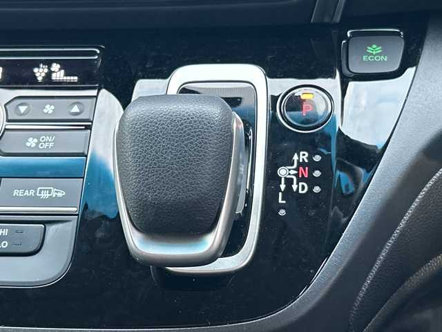 ホンダ フリード ハイブリット G ブラックスタイル 大阪府 2022(令4)年 1.7万km プラチナホワイトパール ９インチナビ　/フルセグ　/Ｂｌｕｅｔｏｏｔｈ　/バックカメラ　/両側パワースライドドア　/シートヒーター　/レーダークルーズコントロール　/前後ドライブレコーダー　/ＥＴＣ　/フロアーマット　/サイドバイザー