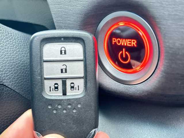 ホンダ フリード ハイブリット G ブラックスタイル 大阪府 2022(令4)年 1.7万km プラチナホワイトパール ９インチナビ　/フルセグ　/Ｂｌｕｅｔｏｏｔｈ　/バックカメラ　/両側パワースライドドア　/シートヒーター　/レーダークルーズコントロール　/前後ドライブレコーダー　/ＥＴＣ　/フロアーマット　/サイドバイザー