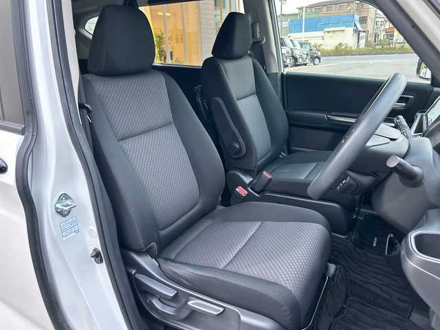 ホンダ フリード ハイブリット G ブラックスタイル 大阪府 2022(令4)年 1.7万km プラチナホワイトパール ９インチナビ　/フルセグ　/Ｂｌｕｅｔｏｏｔｈ　/バックカメラ　/両側パワースライドドア　/シートヒーター　/レーダークルーズコントロール　/前後ドライブレコーダー　/ＥＴＣ　/フロアーマット　/サイドバイザー