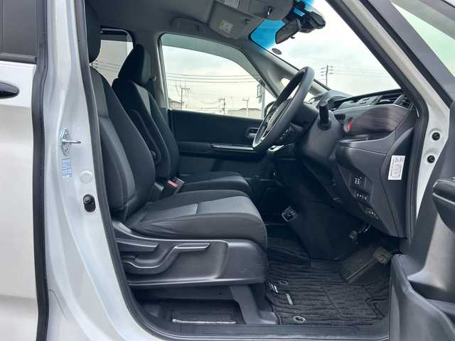 ホンダ フリード ハイブリット G ブラックスタイル 大阪府 2022(令4)年 1.7万km プラチナホワイトパール ９インチナビ　/フルセグ　/Ｂｌｕｅｔｏｏｔｈ　/バックカメラ　/両側パワースライドドア　/シートヒーター　/レーダークルーズコントロール　/前後ドライブレコーダー　/ＥＴＣ　/フロアーマット　/サイドバイザー