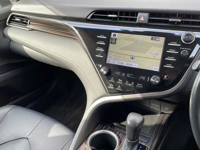トヨタ カムリ G レザーパッケージ 山形県 2020(令2)年 6.2万km シルバーM ・ワンオーナー/・４WD/・レザーシート/・9インチディスプレイオーディオ/フルセグ/BT/ミラキャスト/AMFM/・バックカメラ/・純正前方ドラレコ/・ビルトインETC/・MTモード付きAT/・衝突被害軽減システム/・レーンキープアシスト/・前後クリアランスソナー/・ブラインドスポットモニター/・LEDヘッドランプ/・オートライト（オートマチックハイビーム）/・LEDフォグランプ/・リアフォグランプ/・レーダークルーズコントロール/・ヘッドアップディスプレイ/・ステアリングスイッチ/・前席パワーシート、シートヒーター/・純正AW/・純正マット/・スタッドレスタイヤ＋社外AW積込/・保証書/・取扱説明書
