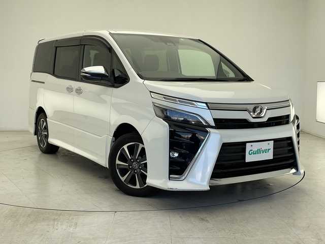 トヨタ ヴォクシー ZS 煌 千葉県 2018(平30)年 6万km ホワイトパールクリスタルシャイン 衝突軽減ブレーキ/純正１０インチＳＤナビ　/（フルセグ/Bluetooth/CD/DVD/FM/AM）/レーンキープアシスト　/オートハイビーム　/横滑り防止装置　/バックカメラ　/両側パワースライドドア　/クルーズコントロール　/ＬＥＤオートライト　/ＥＴＣ/スマートキー/電動格納ミラー