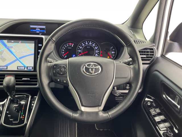 トヨタ ヴォクシー ZS 煌 千葉県 2018(平30)年 6万km ホワイトパールクリスタルシャイン 衝突軽減ブレーキ/純正１０インチＳＤナビ　/（フルセグ/Bluetooth/CD/DVD/FM/AM）/レーンキープアシスト　/オートハイビーム　/横滑り防止装置　/バックカメラ　/両側パワースライドドア　/クルーズコントロール　/ＬＥＤオートライト　/ＥＴＣ/スマートキー/電動格納ミラー