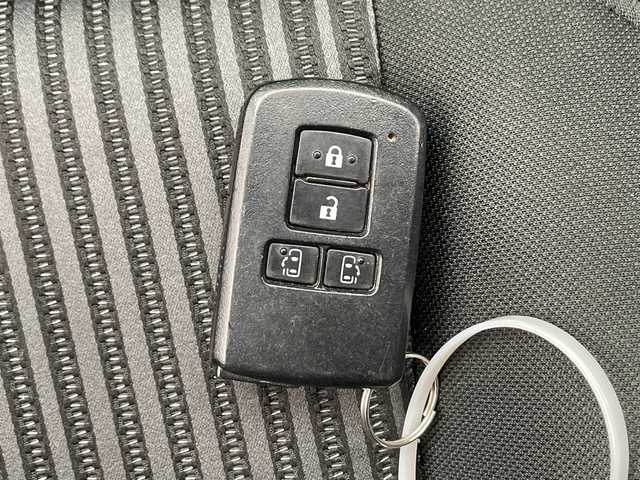 トヨタ ヴォクシー ZS 煌 千葉県 2018(平30)年 6万km ホワイトパールクリスタルシャイン 衝突軽減ブレーキ/純正１０インチＳＤナビ　/（フルセグ/Bluetooth/CD/DVD/FM/AM）/レーンキープアシスト　/オートハイビーム　/横滑り防止装置　/バックカメラ　/両側パワースライドドア　/クルーズコントロール　/ＬＥＤオートライト　/ＥＴＣ/スマートキー/電動格納ミラー