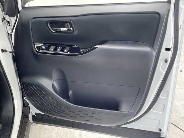 トヨタ ヴォクシー ZS 煌 千葉県 2018(平30)年 6万km ホワイトパールクリスタルシャイン 衝突軽減ブレーキ/純正１０インチＳＤナビ　/（フルセグ/Bluetooth/CD/DVD/FM/AM）/レーンキープアシスト　/オートハイビーム　/横滑り防止装置　/バックカメラ　/両側パワースライドドア　/クルーズコントロール　/ＬＥＤオートライト　/ＥＴＣ/スマートキー/電動格納ミラー