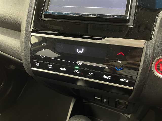 ホンダ フィット 13G L ホンダセンシング 群馬県 2019(令1)年 4.2万km クリスタルブラックパール 社外ナビ(CN-RE05D)/AM/FM/CD/DVD/BT/フルセグ/バックカメラ/ETC/ホンダセンシング/・衝突軽減ブレーキ〈CMBS〉/・誤発進抑制機能/・歩行者事故低減ステアリング/・路外逸脱抑制機能/・ACC〈アダプティブ・クルーズ・コントロー〉/・LKAS〈車線維持支援システム〉/・先行車発進お知らせ機能/・標識認識機能/アイドリングストップ/LEDヘッドライト/175/70R14 アルミホイール付きスタッドレスタイヤ4本車載/スマートキー/プッシュスタート