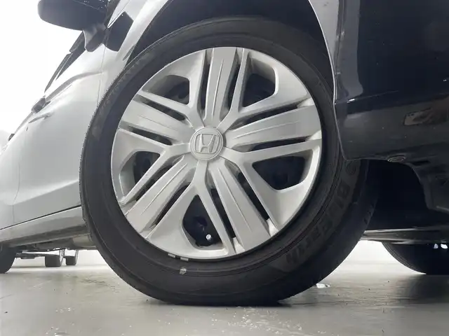 ホンダ フィット 13G L ホンダセンシング 群馬県 2019(令1)年 4.2万km クリスタルブラックパール 社外ナビ(CN-RE05D)/AM/FM/CD/DVD/BT/フルセグ/バックカメラ/ETC/ホンダセンシング/・衝突軽減ブレーキ〈CMBS〉/・誤発進抑制機能/・歩行者事故低減ステアリング/・路外逸脱抑制機能/・ACC〈アダプティブ・クルーズ・コントロー〉/・LKAS〈車線維持支援システム〉/・先行車発進お知らせ機能/・標識認識機能/アイドリングストップ/LEDヘッドライト/175/70R14 アルミホイール付きスタッドレスタイヤ4本車載/スマートキー/プッシュスタート