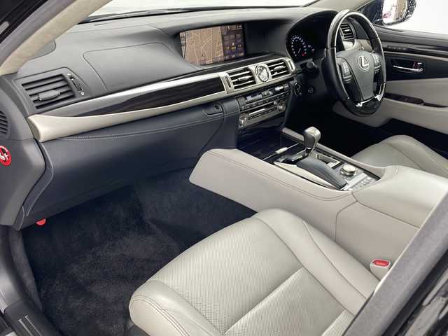 レクサス ＬＳ 600h バージョンL 道央・札幌 2013(平25)年 7万km スターライトブラックガラスフレーク ・4WD/・純正メモリナビ/CD/DVD/BT/USB/AUX/フルセグ/・マークレビンソンサラウンド/・バックカメラ/・後席モニター/・パワーバックドア/・プリクラッシュセーフティ/・ブラインドスポットモニター/・レーンキープアシスト/・レーダークルーズコントロール/・レザーシート/・前席シートヒーター/・前席ベンチレーション/・ステアリングヒーター/・前席パワーシート/・オートマチックハイビーム/・ドアミラーヒーター/・スマートキー/・純正18インチAW
