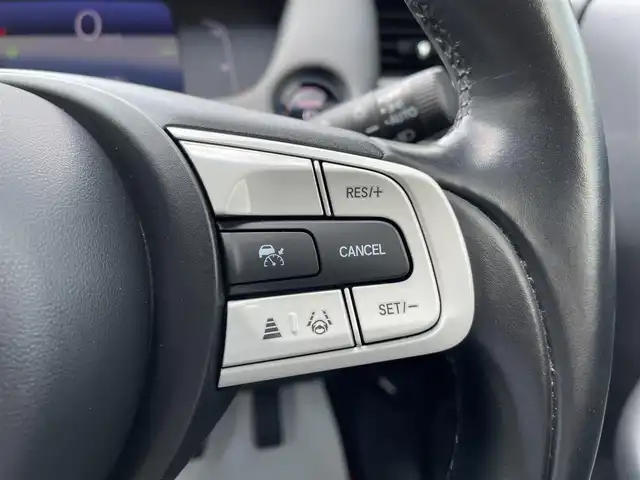 ホンダ フィット e:HEVホーム 千葉県 2020(令2)年 2.6万km プラチナホワイトパール ホンダセンシング/・衝突軽減ブレーキ/・レーンキープアシスト/・踏み間違え衝突軽減/・標識認識機能/・アダプティブクルーズコントロール/純正9インチSDナビ【VXU-205FTi】/・CD/DVD/MSV/Bluetooth/フルセグ/バックカメラ/スマートキー/前後コーナーセンサー/ハーフレザーシート/純正LEDヘッドライト/ブレーキオートホールド/社外15インチアルミホイール/ETC/本革巻きステアリング/ドアバイザー/新車時保証書＆取扱説明書