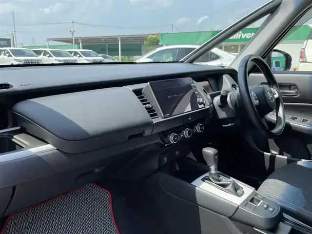 ホンダ フィット e:HEVホーム 千葉県 2020(令2)年 2.6万km プラチナホワイトパール ホンダセンシング/・衝突軽減ブレーキ/・レーンキープアシスト/・踏み間違え衝突軽減/・標識認識機能/・アダプティブクルーズコントロール/純正9インチSDナビ【VXU-205FTi】/・CD/DVD/MSV/Bluetooth/フルセグ/バックカメラ/スマートキー/前後コーナーセンサー/ハーフレザーシート/純正LEDヘッドライト/ブレーキオートホールド/社外15インチアルミホイール/ETC/本革巻きステアリング/ドアバイザー/新車時保証書＆取扱説明書
