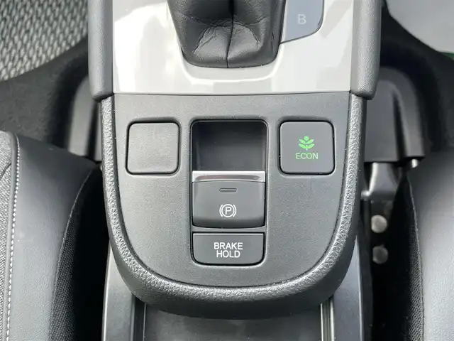 ホンダ フィット e:HEVホーム 千葉県 2020(令2)年 2.6万km プラチナホワイトパール ホンダセンシング/・衝突軽減ブレーキ/・レーンキープアシスト/・踏み間違え衝突軽減/・標識認識機能/・アダプティブクルーズコントロール/純正9インチSDナビ【VXU-205FTi】/・CD/DVD/MSV/Bluetooth/フルセグ/バックカメラ/スマートキー/前後コーナーセンサー/ハーフレザーシート/純正LEDヘッドライト/ブレーキオートホールド/社外15インチアルミホイール/ETC/本革巻きステアリング/ドアバイザー/新車時保証書＆取扱説明書