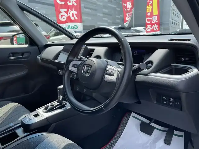 ホンダ フィット e:HEVホーム 千葉県 2020(令2)年 2.6万km プラチナホワイトパール ホンダセンシング/・衝突軽減ブレーキ/・レーンキープアシスト/・踏み間違え衝突軽減/・標識認識機能/・アダプティブクルーズコントロール/純正9インチSDナビ【VXU-205FTi】/・CD/DVD/MSV/Bluetooth/フルセグ/バックカメラ/スマートキー/前後コーナーセンサー/ハーフレザーシート/純正LEDヘッドライト/ブレーキオートホールド/社外15インチアルミホイール/ETC/本革巻きステアリング/ドアバイザー/新車時保証書＆取扱説明書