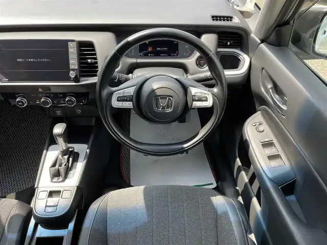ホンダ フィット e:HEVホーム 千葉県 2020(令2)年 2.6万km プラチナホワイトパール ホンダセンシング/・衝突軽減ブレーキ/・レーンキープアシスト/・踏み間違え衝突軽減/・標識認識機能/・アダプティブクルーズコントロール/純正9インチSDナビ【VXU-205FTi】/・CD/DVD/MSV/Bluetooth/フルセグ/バックカメラ/スマートキー/前後コーナーセンサー/ハーフレザーシート/純正LEDヘッドライト/ブレーキオートホールド/社外15インチアルミホイール/ETC/本革巻きステアリング/ドアバイザー/新車時保証書＆取扱説明書