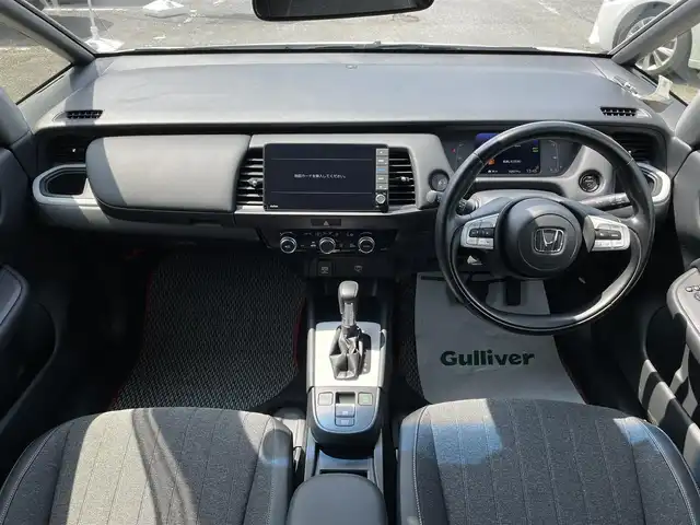 ホンダ フィット e:HEVホーム 千葉県 2020(令2)年 2.6万km プラチナホワイトパール ホンダセンシング/・衝突軽減ブレーキ/・レーンキープアシスト/・踏み間違え衝突軽減/・標識認識機能/・アダプティブクルーズコントロール/純正9インチSDナビ【VXU-205FTi】/・CD/DVD/MSV/Bluetooth/フルセグ/バックカメラ/スマートキー/前後コーナーセンサー/ハーフレザーシート/純正LEDヘッドライト/ブレーキオートホールド/社外15インチアルミホイール/ETC/本革巻きステアリング/ドアバイザー/新車時保証書＆取扱説明書