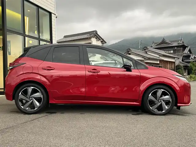 日産 オーラ G レザーエディション 愛媛県 2022(令4)年 1.9万km ガーネットレッド/スーパーブラック 2トーン 純正9型NissanConnectナビ/BOSEパーソナルプラスサウンドシステム/全周囲カメラ/プロパイロット/純正ドライブレコーダー/インテリジェントルームミラー/ブラインドスポットモニター/ワイヤレス充電/クリアランスソナー/電動パーキングブレーキ/AutoHold/電格ミラー/ステアリングリモコン/ISOFIX/現状サマー(純正AW)(205/50/R17)/BRIDGESTONE TURANZA T005A