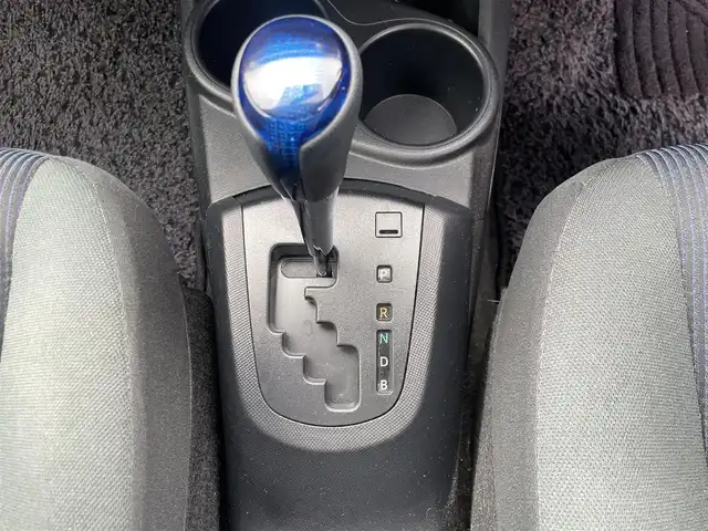 トヨタ アクア S 島根県 2015(平27)年 4.5万km ディープアメジストマイカメタリック ワンオーナー/純正ＳＤナビ/フルセグTV/ＤＶＤ再生/Ｂｌｕｅｔｏｏｔｈ/スマートキー/プッシュスタート/アイドリングストップ/オートライト　/オートエアコン/横滑り防止装置　/純正フロアマット　/保証書　/取扱説明書　/スペアキー１本/スタッドレスタイヤ＆ホイール4本セット積込み