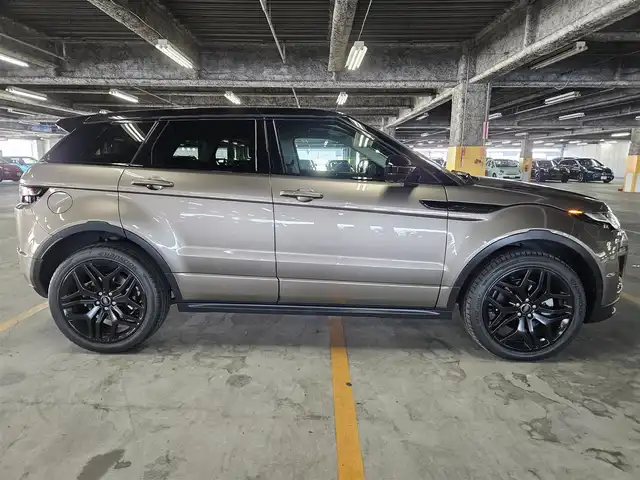 ランドローバー レンジローバーイヴォーク HSEダイナミック 香川県 2016(平28)年 2.4万km ゴールド 4WD/純正ナビ/フルセグTV/バックカメラ/クルーズコントロール/パーキングアシストセンサー/HIDヘッドランプ/オートライト/ターボ/ブラックデザインパック/革巻きステアリング/ステアリングスイッチ/オックスフォード革シート/前席パワーシート/シートヒーター/純正20インチアルミホイール/スマートキー/キーレスエントリー/禁煙車