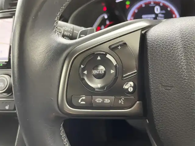 ホンダ シビック ハッチバック 群馬県 2020(令2)年 5.5万km プラチナホワイトパール 純正ギャザーズナビ（VXM-204VFi)/・CD/DVD/SD(MSV)/USB/Bluetooth/フルセグTV/・バックモニター/＝＝＝＝＝＝＝＝＝＝＝＝/純正ギャザーズナビ　バックモニター　ハーフレザー　パワーシート　シートヒーター　パドルシフト　前後ドラレコ　衝突軽減　追従クルーズコントロール　ビルトインＥＴＣ２．０　スマートキー　防眩ミラー　禁煙車