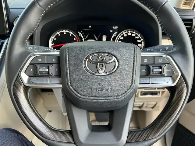 トヨタ ランドクルーザー ZX 栃木県 2024(令6)年 0.4万km プレシャスホワイトパール ワンオーナー/サンルーフ/JBLプレミアムサウンドシステム/リヤエンターテインメントシステム/モデリスタエアロ/寒冷地仕様/ヘッドアップディスプレイ/パワーバックドア/純正20inAW/ベージュレザーシート/メーカーOPナビ/フルセグTV/BT/Carplay/マルチテレインモニター/TOYOTAセーフティセンス/プリクラッシュセーフティ/レーントレーシングアシスト/ドライバー異常時対応システム/レーダークルーズコントロール/ロードサインアシスト/アダプティブハイビーム/オートハイビーム/ブラインドスポットモニター