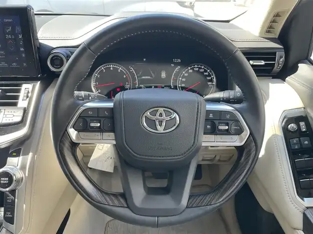 トヨタ ランドクルーザー ZX 栃木県 2024(令6)年 0.4万km プレシャスホワイトパール ワンオーナー/サンルーフ/JBLプレミアムサウンドシステム/リヤエンターテインメントシステム/モデリスタエアロ/寒冷地仕様/ヘッドアップディスプレイ/パワーバックドア/純正20inAW/ベージュレザーシート/メーカーOPナビ/フルセグTV/BT/Carplay/マルチテレインモニター/TOYOTAセーフティセンス/プリクラッシュセーフティ/レーントレーシングアシスト/ドライバー異常時対応システム/レーダークルーズコントロール/ロードサインアシスト/アダプティブハイビーム/オートハイビーム/ブラインドスポットモニター