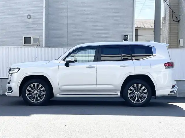 トヨタ ランドクルーザー ZX 栃木県 2024(令6)年 0.4万km プレシャスホワイトパール ワンオーナー/サンルーフ/JBLプレミアムサウンドシステム/リヤエンターテインメントシステム/モデリスタエアロ/寒冷地仕様/ヘッドアップディスプレイ/パワーバックドア/純正20inAW/ベージュレザーシート/メーカーOPナビ/フルセグTV/BT/Carplay/マルチテレインモニター/TOYOTAセーフティセンス/プリクラッシュセーフティ/レーントレーシングアシスト/ドライバー異常時対応システム/レーダークルーズコントロール/ロードサインアシスト/アダプティブハイビーム/オートハイビーム/ブラインドスポットモニター