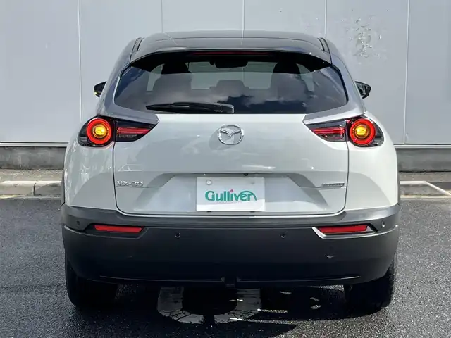 マツダ ＭＸ－３０ 三重県 2022(令4)年 4.8万km セラミックメタリック ベーシックパッケージ・交通標識認識/ドアミラーヒーター/アドバンストキーレスエントリーシステム/インダストリアルクラッシクパッケージ/インテリアパッケージ・フレームレス自動防眩ルームミラー/ブラウン合皮巻き（ニーレストパッド/フロントドアトリム/リアサイドトリム）/ブラウン合皮ブラッククロスコンビシート/エクステリアパッケージ・高輝度ダーク塗装アルミ/ユーティリティパッケージ・ドアミラー自動防眩/リバース連動・ステアリングヒーター・メモリー機能付パワーシート（運転席）・シートヒーター（前席）/360度セーフティパッケージ・360度ビューモニター/ドライバーモニタリング/セーフティパッケージ・クルージング/トラフィックサポート/スマートブレーキサポート(右直事故回避アシスト)/前側方接近車両検知/アダプティブLEDヘッドランプ/シグネチャーLEDランプ/デイタイムランニングライト/シグネチャーランプ付LEDリアコンビネーションランプ/i-アクティブセンス・ブラインドスポットモニター/レーンキープアシストシステム/スマートブレーキサポート/ナビ（FM/AM/USB/DTV/HDMI/Bluetooth/ＳＤ）/ヘッドアップディスプレイ