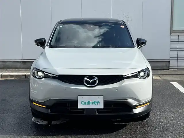 マツダ ＭＸ－３０ 三重県 2022(令4)年 4.8万km セラミックメタリック ベーシックパッケージ・交通標識認識/ドアミラーヒーター/アドバンストキーレスエントリーシステム/インダストリアルクラッシクパッケージ/インテリアパッケージ・フレームレス自動防眩ルームミラー/ブラウン合皮巻き（ニーレストパッド/フロントドアトリム/リアサイドトリム）/ブラウン合皮ブラッククロスコンビシート/エクステリアパッケージ・高輝度ダーク塗装アルミ/ユーティリティパッケージ・ドアミラー自動防眩/リバース連動・ステアリングヒーター・メモリー機能付パワーシート（運転席）・シートヒーター（前席）/360度セーフティパッケージ・360度ビューモニター/ドライバーモニタリング/セーフティパッケージ・クルージング/トラフィックサポート/スマートブレーキサポート(右直事故回避アシスト)/前側方接近車両検知/アダプティブLEDヘッドランプ/シグネチャーLEDランプ/デイタイムランニングライト/シグネチャーランプ付LEDリアコンビネーションランプ/i-アクティブセンス・ブラインドスポットモニター/レーンキープアシストシステム/スマートブレーキサポート/ナビ（FM/AM/USB/DTV/HDMI/Bluetooth/ＳＤ）/ヘッドアップディスプレイ