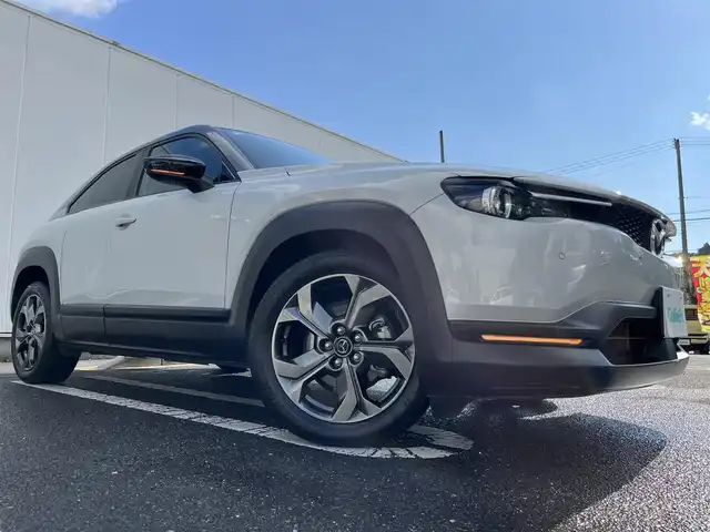 マツダ ＭＸ－３０ 三重県 2022(令4)年 4.8万km セラミックメタリック ベーシックパッケージ・交通標識認識/ドアミラーヒーター/アドバンストキーレスエントリーシステム/インダストリアルクラッシクパッケージ/インテリアパッケージ・フレームレス自動防眩ルームミラー/ブラウン合皮巻き（ニーレストパッド/フロントドアトリム/リアサイドトリム）/ブラウン合皮ブラッククロスコンビシート/エクステリアパッケージ・高輝度ダーク塗装アルミ/ユーティリティパッケージ・ドアミラー自動防眩/リバース連動・ステアリングヒーター・メモリー機能付パワーシート（運転席）・シートヒーター（前席）/360度セーフティパッケージ・360度ビューモニター/ドライバーモニタリング/セーフティパッケージ・クルージング/トラフィックサポート/スマートブレーキサポート(右直事故回避アシスト)/前側方接近車両検知/アダプティブLEDヘッドランプ/シグネチャーLEDランプ/デイタイムランニングライト/シグネチャーランプ付LEDリアコンビネーションランプ/i-アクティブセンス・ブラインドスポットモニター/レーンキープアシストシステム/スマートブレーキサポート/ナビ（FM/AM/USB/DTV/HDMI/Bluetooth/ＳＤ）/ヘッドアップディスプレイ