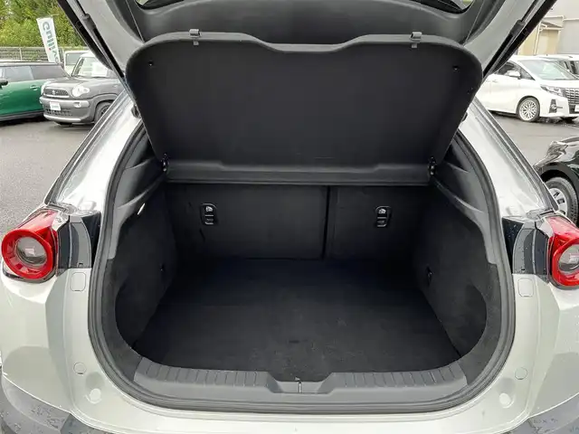 マツダ ＭＸ－３０ 三重県 2022(令4)年 4.8万km セラミックメタリック ベーシックパッケージ・交通標識認識/ドアミラーヒーター/アドバンストキーレスエントリーシステム/インダストリアルクラッシクパッケージ/インテリアパッケージ・フレームレス自動防眩ルームミラー/ブラウン合皮巻き（ニーレストパッド/フロントドアトリム/リアサイドトリム）/ブラウン合皮ブラッククロスコンビシート/エクステリアパッケージ・高輝度ダーク塗装アルミ/ユーティリティパッケージ・ドアミラー自動防眩/リバース連動・ステアリングヒーター・メモリー機能付パワーシート（運転席）・シートヒーター（前席）/360度セーフティパッケージ・360度ビューモニター/ドライバーモニタリング/セーフティパッケージ・クルージング/トラフィックサポート/スマートブレーキサポート(右直事故回避アシスト)/前側方接近車両検知/アダプティブLEDヘッドランプ/シグネチャーLEDランプ/デイタイムランニングライト/シグネチャーランプ付LEDリアコンビネーションランプ/i-アクティブセンス・ブラインドスポットモニター/レーンキープアシストシステム/スマートブレーキサポート/ナビ（FM/AM/USB/DTV/HDMI/Bluetooth/ＳＤ）/ヘッドアップディスプレイ