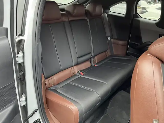 マツダ ＭＸ－３０ 三重県 2022(令4)年 4.8万km セラミックメタリック ベーシックパッケージ・交通標識認識/ドアミラーヒーター/アドバンストキーレスエントリーシステム/インダストリアルクラッシクパッケージ/インテリアパッケージ・フレームレス自動防眩ルームミラー/ブラウン合皮巻き（ニーレストパッド/フロントドアトリム/リアサイドトリム）/ブラウン合皮ブラッククロスコンビシート/エクステリアパッケージ・高輝度ダーク塗装アルミ/ユーティリティパッケージ・ドアミラー自動防眩/リバース連動・ステアリングヒーター・メモリー機能付パワーシート（運転席）・シートヒーター（前席）/360度セーフティパッケージ・360度ビューモニター/ドライバーモニタリング/セーフティパッケージ・クルージング/トラフィックサポート/スマートブレーキサポート(右直事故回避アシスト)/前側方接近車両検知/アダプティブLEDヘッドランプ/シグネチャーLEDランプ/デイタイムランニングライト/シグネチャーランプ付LEDリアコンビネーションランプ/i-アクティブセンス・ブラインドスポットモニター/レーンキープアシストシステム/スマートブレーキサポート/ナビ（FM/AM/USB/DTV/HDMI/Bluetooth/ＳＤ）/ヘッドアップディスプレイ