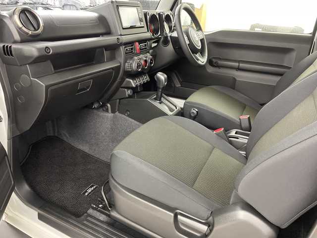 スズキ ジムニー シエラ JC 道央・札幌 2023(令5)年 0.4万km ピュアホワイトP ・４WD/スズキ セーフティ サポート/・デュアルセンサーブレーキサポート　/・純正メモリナビ/・CD/DVD/USB/SD/フルセグTV/・Bluetooth接続/・クルーズコントロール/・レーンキープアシスト/・ヒルディセントコントロール/・純正前後ドライブレコーダー/・LEDオートライト/・前席シートヒーター/・ステアリングスイッチ/・純正フロアマット/・電動格納ミラー/ミラーヒーター/・スマートキー/スペアキー